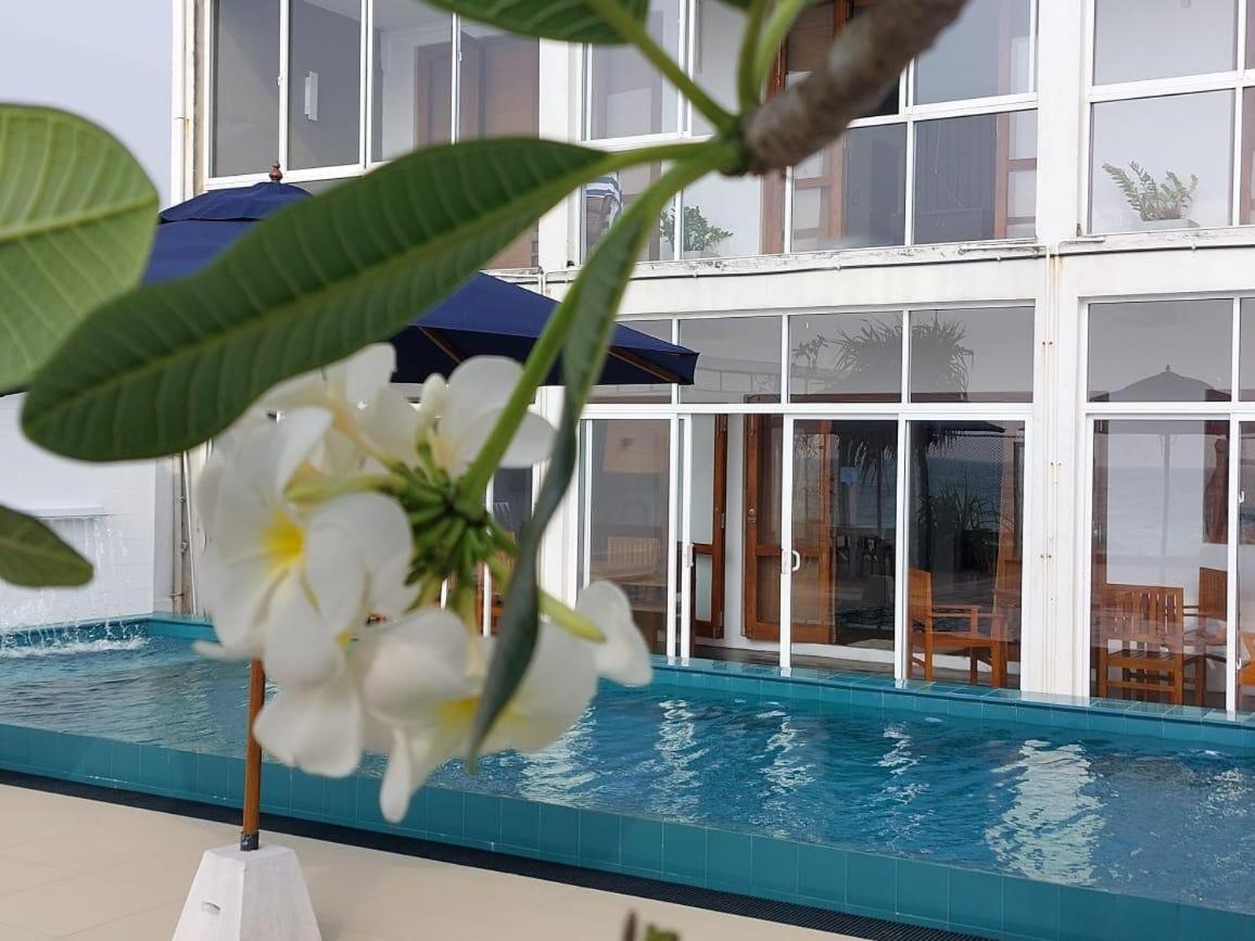 White Sand Villa - Beach Front Hikkaduwa Exterior photo