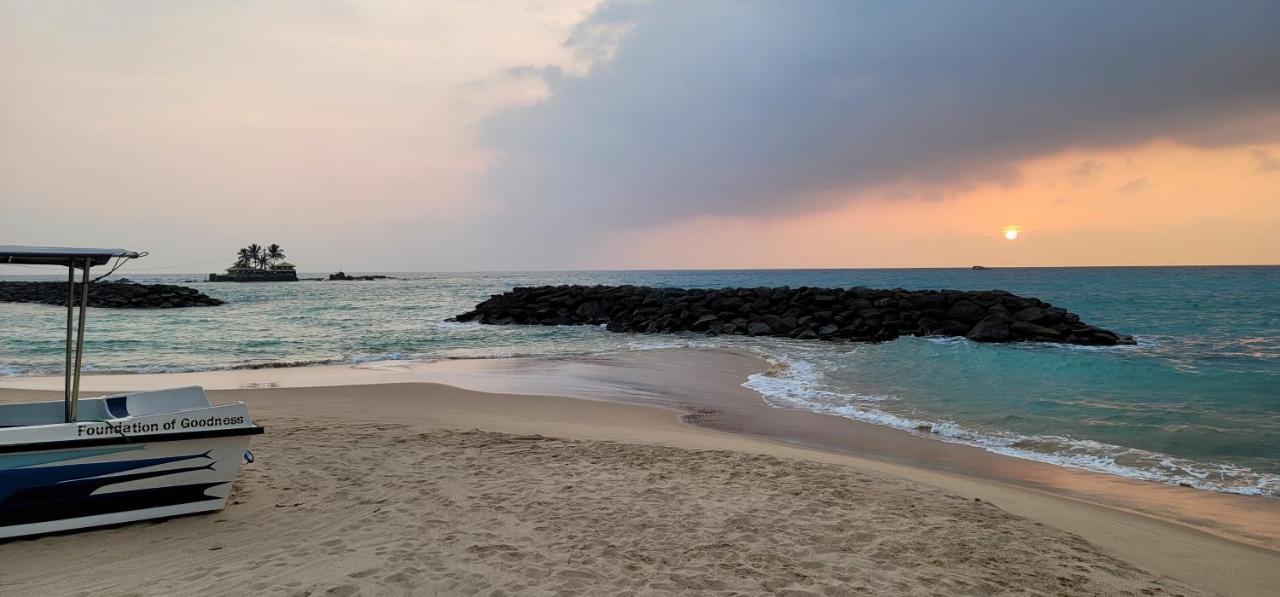 White Sand Villa - Beach Front Hikkaduwa Exterior photo