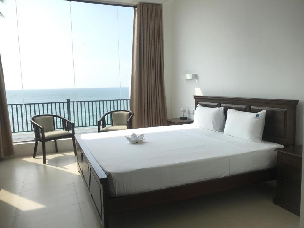 White Sand Villa - Beach Front Hikkaduwa Exterior photo