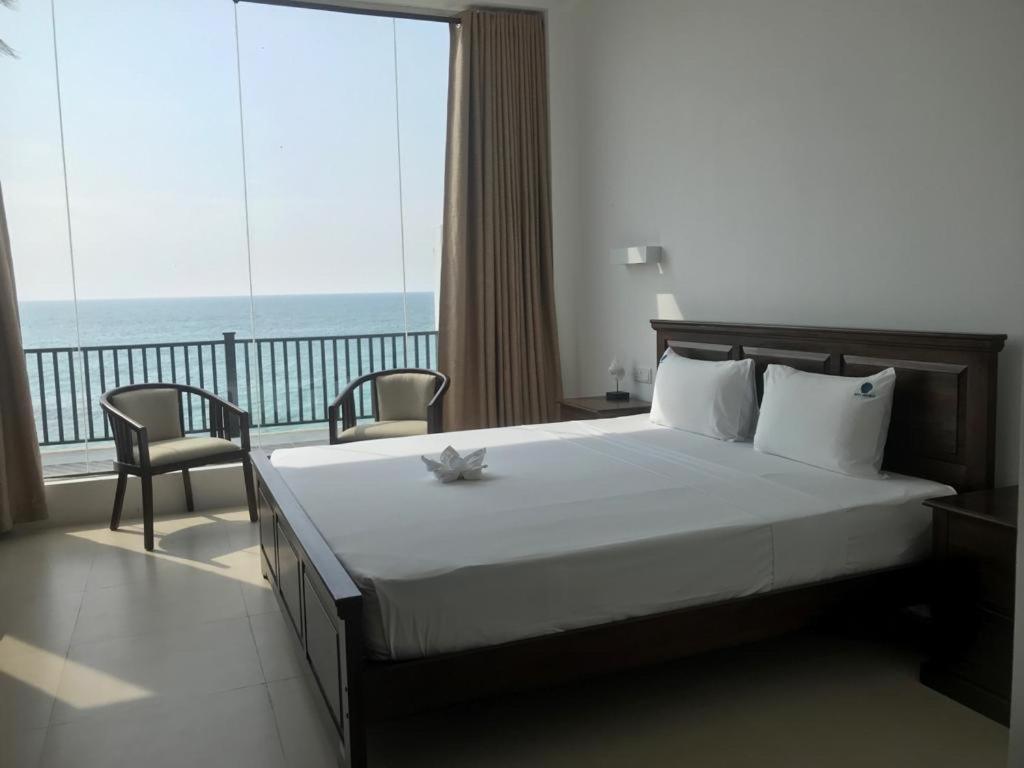 White Sand Villa - Beach Front Hikkaduwa Exterior photo