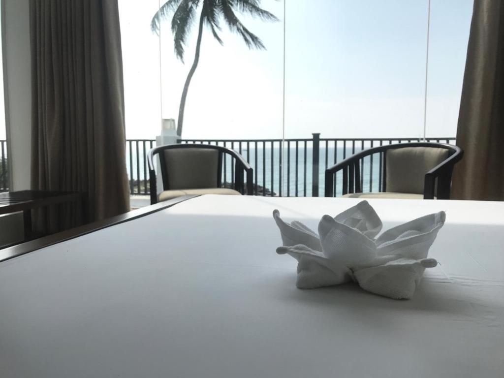 White Sand Villa - Beach Front Hikkaduwa Exterior photo