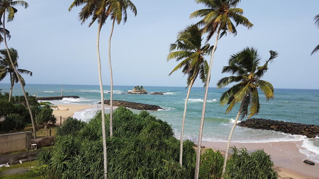 White Sand Villa - Beach Front Hikkaduwa Exterior photo