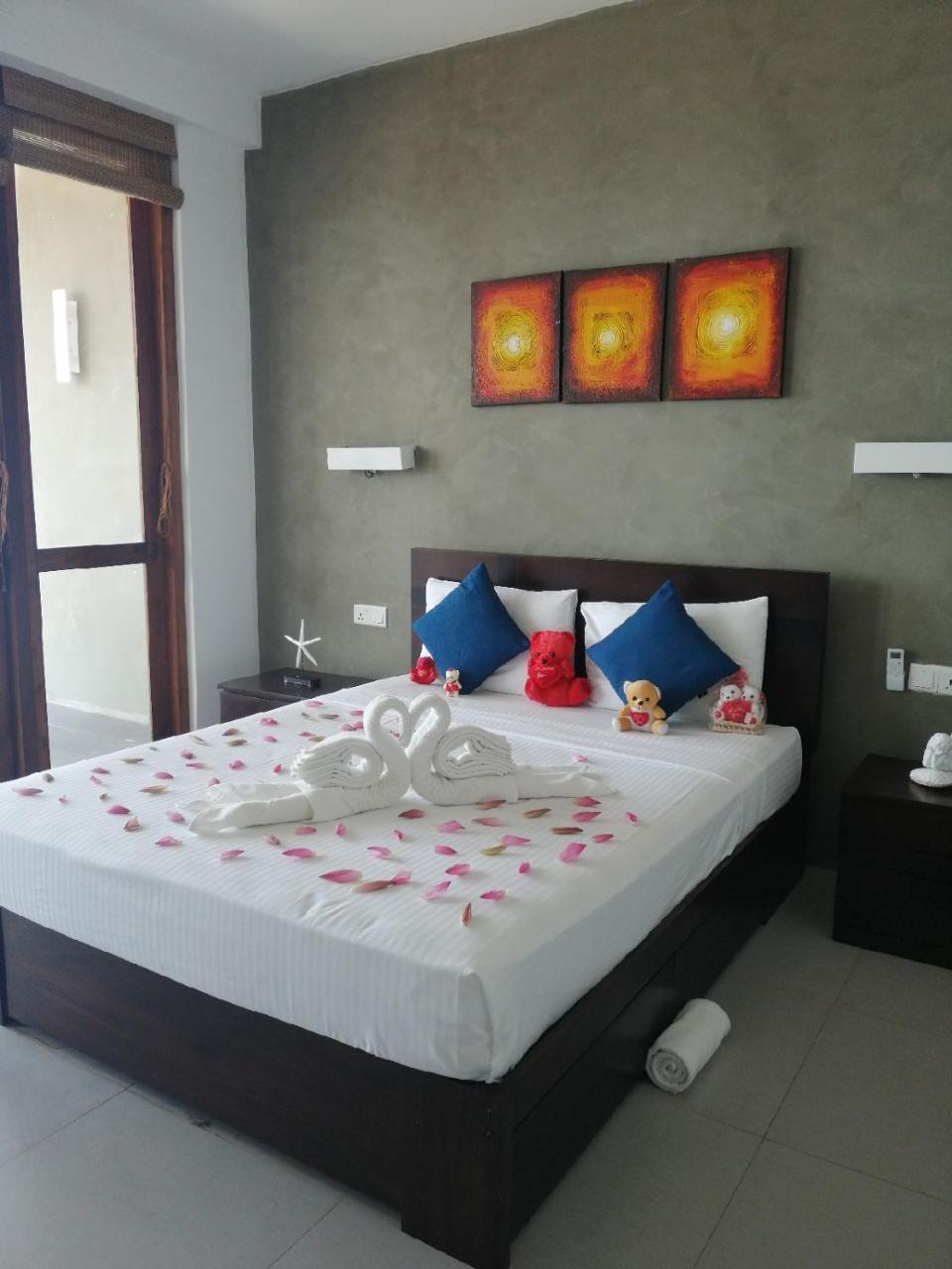 White Sand Villa - Beach Front Hikkaduwa Exterior photo